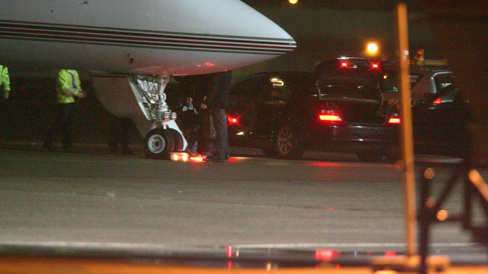 MADONNA landet sent mandags kveld med sitt privatfly p� Gardermoen og forsvant fort vekk i en bil som tok henne til Grand Hotel. Foto: Marius Gulliksrud.