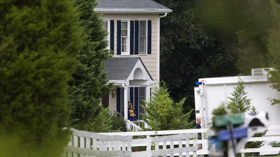 TERRORPLANER: En FBI-agent g�r inn i huset i North Carolina der syv personer skal ha planlagt terroraksjoner. Foto: AP Photo/News & Observer, Chris Seward