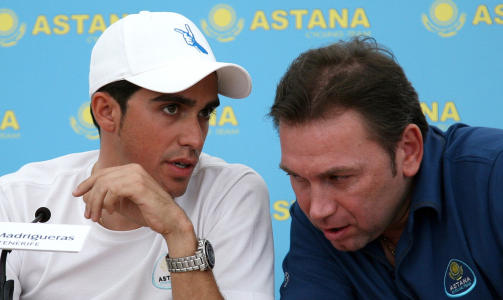 SPENT STEMNING: Forholdet mellom Alberto Contador og Johan Bruyneel er ikke det beste. Johan Bruyneel blir sportsdirekt�r i Lance Armstrongs Team Radio Shack neste �r. Foto: AFP PHOTO/ Jaime REINA