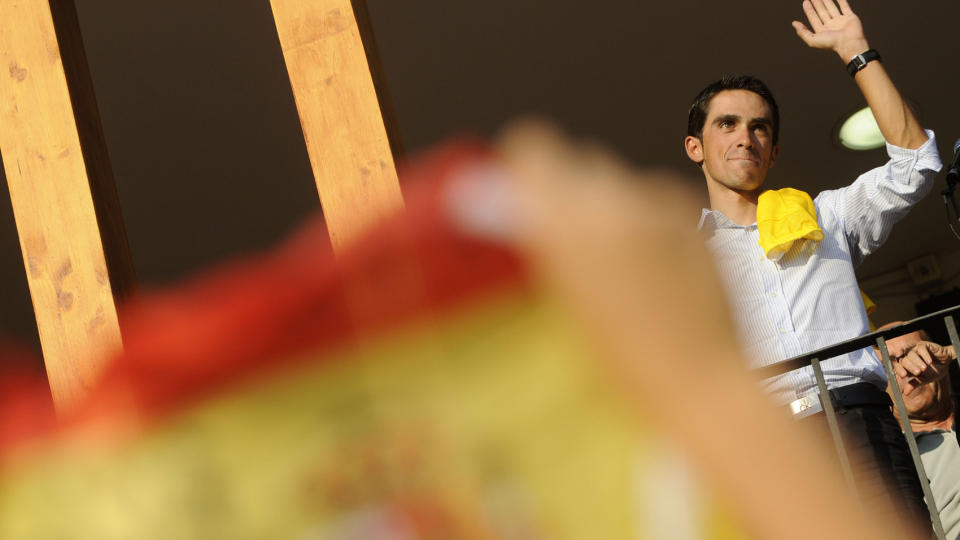 HYLLET: Alberto Contador ble hyllet i Madrids gater etter at han kom hjem fra tre knallharde uker i Frankrike. Foto: AFP PHOTO DANI POZO