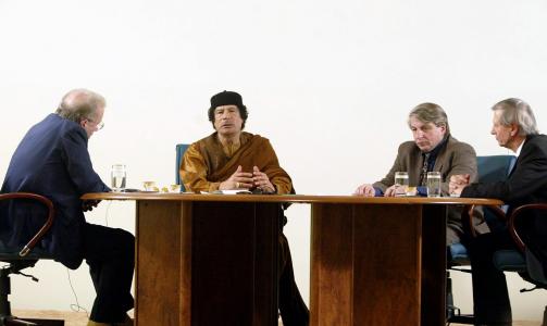 SAMFUNNSDEBATTANT:Anthony Giddens (til h�yre) savner en overordnet politikk om klimaet, hevet over partier og interessepolitkken. Bildet er fra en demokratidebatt i Libya i 2007. FOTO:REUTERS/SCANPIX