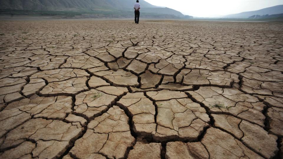 KLIMAKRISE: � bekjempe global oppvarming handler ikke om redde planeten, skriver den britiske sosiologen Anthony Giddens. Den klarer seg alltid. Det det handler om, er � sikre menneskene at de kan leve p� jorda. Her spaserer en innbygger i Gansuprovisen i Kina p� det som engang var en elv. FOTO:REUTERS/SCANPIX