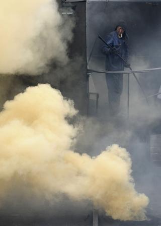 SKEPTIKERNE VIKTIGE: Artikkelforfatteren skriver at den globale middeltemperatur m�lt i luften og i havet har v�rt stagnerende, til tross for stadig mer CO2 i atmosf�ren. P� bildet tar en kinesisk arbeider seg en r�yk p� fabrikken. FOTO: REUTERS/SCANPIX