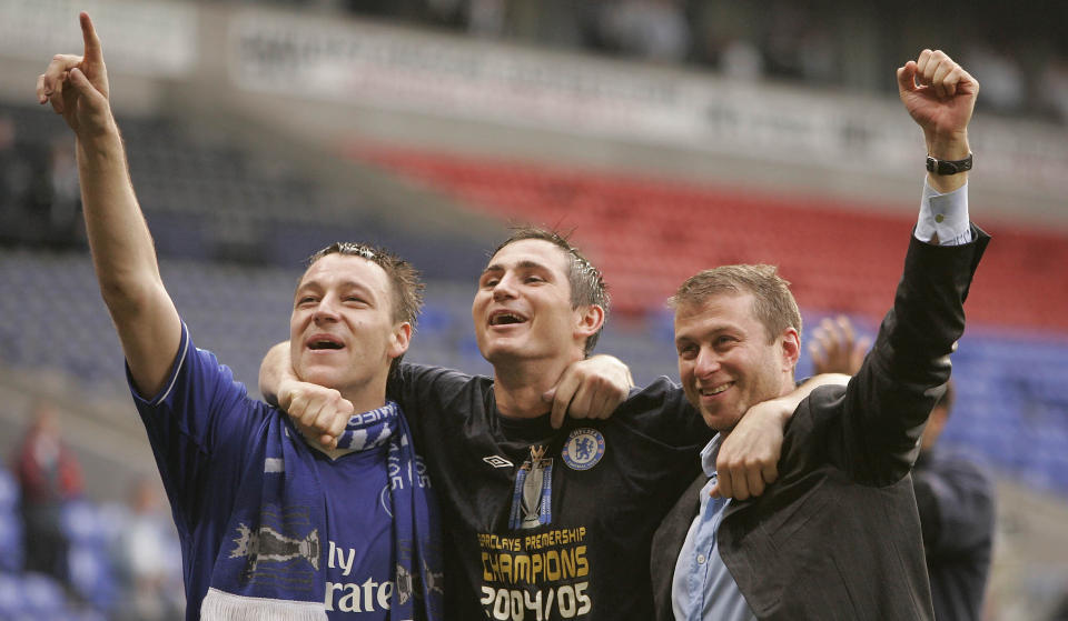 OVERTALT AV SJEFEN: John Terry (t.v.) avsl�rer at Chelsea-eier Roman Abramovitsj spilte en avgj�rende rolle i at han aldri vurderte en overgang til Manchester City.Foto: SCANPIX/AP Photo/Jon Super