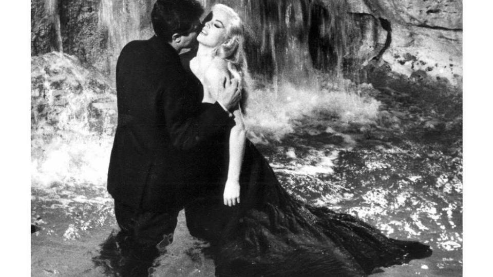 MESTERVERK ELLER MAKKVERK?: Anita Ekberg i Federico Fellinis �La Dolce Vita�. N� har en britisk skribent tatt bladet fra munnen og sagt at vi m� slutte � si at filmen er noe � skrive hjem om. FOTO: SCANPIX
