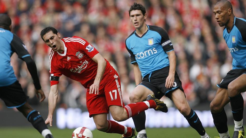 TIL REAL: Alvaro Arbeloa (i r�dt) blir sanssynligvis klar for Real Madrids stjernegalleri snart. Spanjolen bekrefter for Marca at avtalen er i boks snart. Foto:AP Photo/Paul Thomas