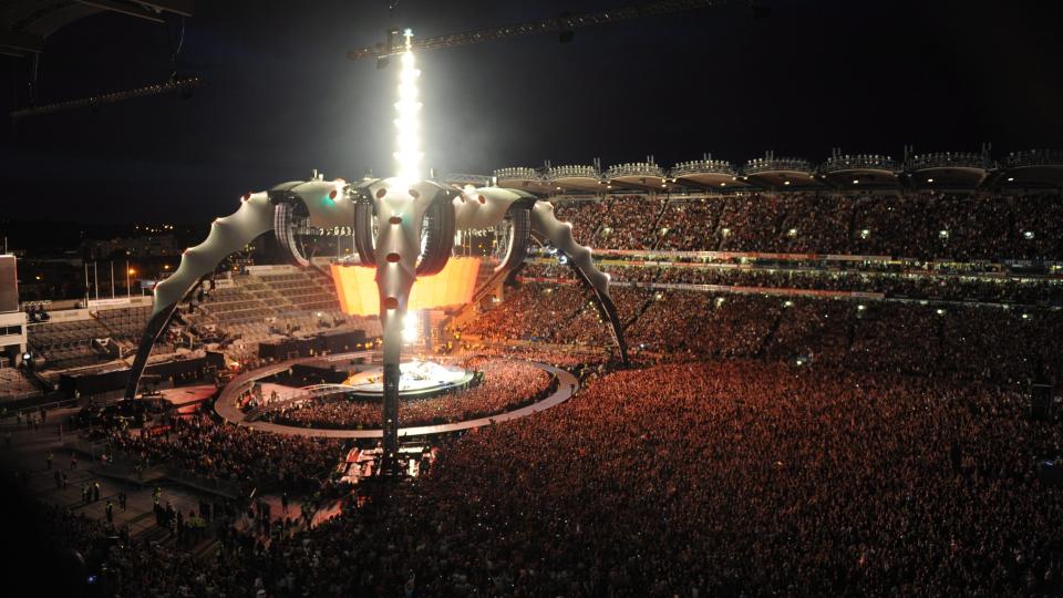 GIGANTSCENE: U2 spilte tre konserter i hjembyen Dublin, i forbindelse med Europaturneen sin. Naboene til arenaen Croke Park demonstrerer i dag mot den langvarige nedriggingen av gigantscenen. Bildet er fra den f�rste konserten p� fredag.  Foto: SCANPIX /EPA/AIDAN CRAWLEY