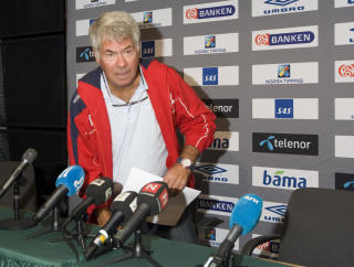 INGEN OVERRASKELSER: Landslagssjef Egil Olsen kom til pressekonferansen p� Ullevaal Stadion med et A4-ark best�ende av navn p� gamle kjenninger.Foto: Terje Bendiksby / SCANPIX