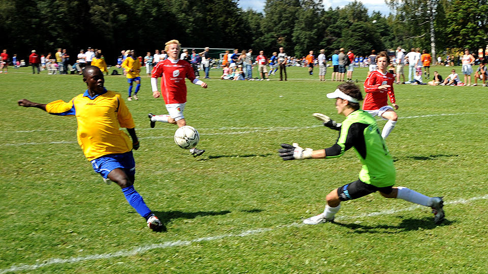 VINNER OG VINNER: Mathare United slo Stryn 3-1 i dag og suser videre i Norway Cup. Laglederen sier de savner kameraten som er isolert med svineinflunsa. Foto: Eirik Winsnes
