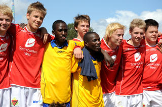 FORBR�DRING: Spillerne fra Stryn og Mathare United stilte opp til felles lagbilde etter kampen. Foto: Eirik Winsnes