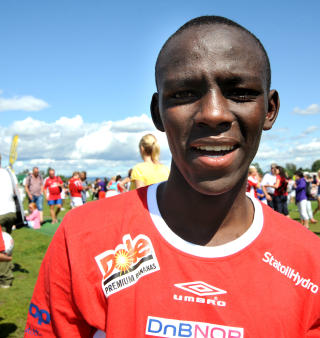 FORN�YD KAPTEIN: Antony Chege sa seg forn�yd med kameratene og innsatsen i dagens kamp mot Stryn. Foto: Eirik Winsnes