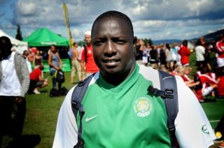 SAVNER KAMERATEN: - Han er litt ensom, men er i veldig god form, sier  lagleder Peter Karanja. Foto: Eirik Winsnes