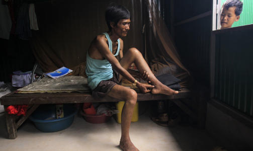REDDE: Sok Tra (38) er en av de som er tvangsflyttet Tuol Sambo. Mange av beboerne sier de frykter for sin egen sikkerhet, og at det allerede har v�rt flere ranstilfeller.  Foto: AP Photo/Heng Sinith/SCANPIX