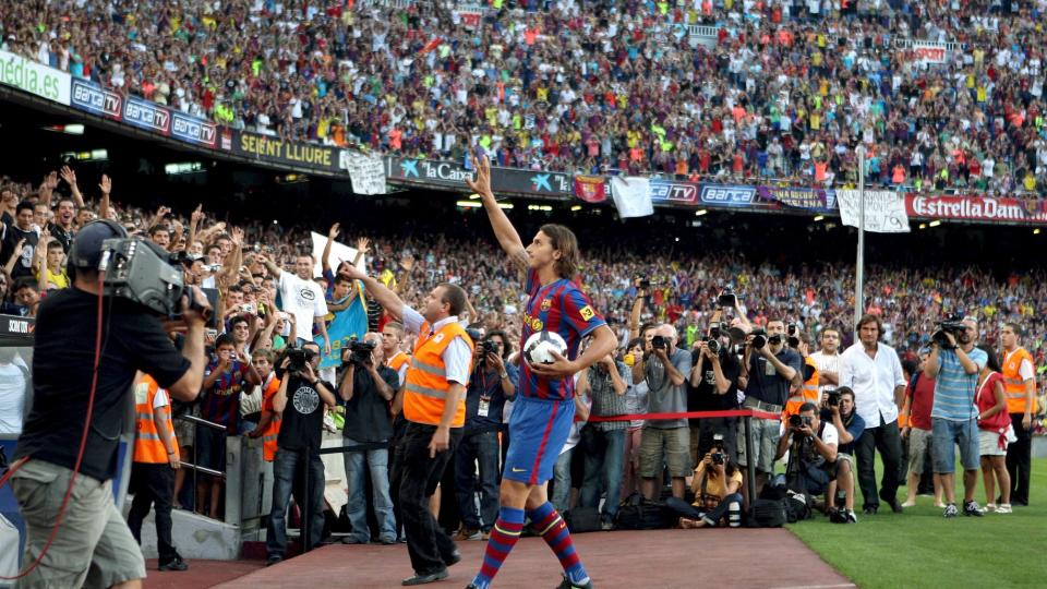 SKADET: Zlatan Ibrahimovics h�nd m� opereres. Dermed er svensken p� sidelinjen i tre uker for Barcelona. Foto: ANDREU DALMAU / EPA.