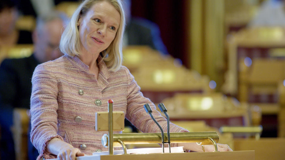 SN�RER IGJEN PENGESEKKEN: Barne- og likestillingsminister Anniken Huitfeldt vil stanse utbetalingen av barnebidragspenger til de foreldre som bortf�rer barn.
Foto: Stian Lysberg Solum / SCANPIX .