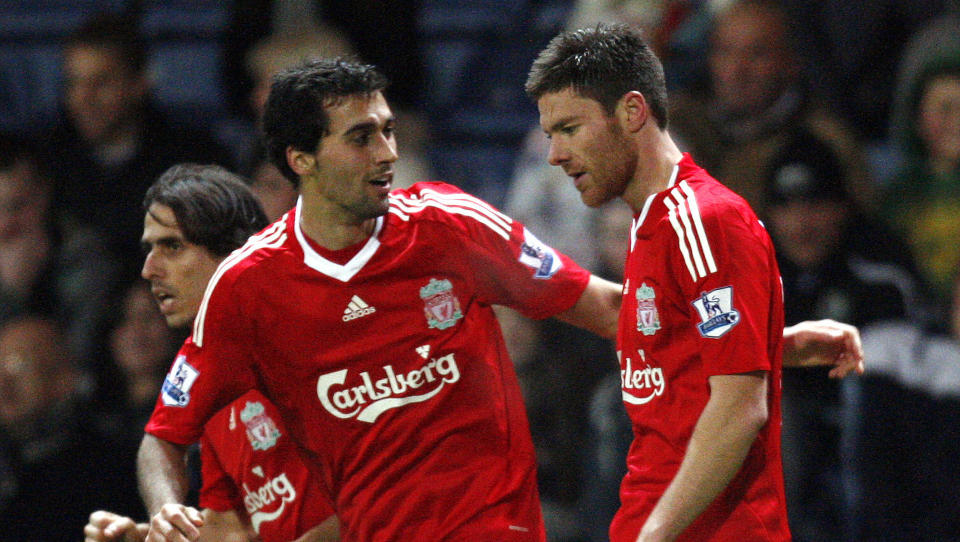 P� VEI BORT Alvaro Arbeloa og Xabi Alonso skal n�rme seg en overgang til Real Madrid. Sistnevnte ble angivelig fotografert p� flyplassen i Madrid i dag. Foto: AP