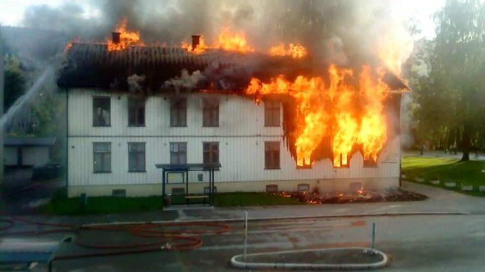 FULL FYR: Alle i dette huset skal v�re evakuert etter at det tok full fyr i kveld. Det er registert �tte personer p� adressen i Schwartzgate i Drammen. Foto: H�vard Glimsholt