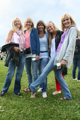  KLARE FOR FEST:  Denne gjengen kommer fra rundt omkring i Norge for � se Madonna. Fra venstre: Brit Rusten, Line Storstein, Ann Kristin Sort�sl�kken, Ingelin Storstein og Kristin Storstein. Foto: Arna Vikanes S�rheim