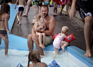 KOS:  Erik Urdal og datteren Eira (2) koser seg ved familiebassenget i sommarland. - Prisene i parken er ikke s� g�li', sier han til Dagbladet. Foto: Lars Lindqvist
