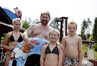 ENIGE: Kurt Madsen har tatt med seg barna Martine Moberg Madsen og Christian Moberg Olsen og niesen Julie Moberg M�hler til parken. Hele familien er enige i at det er nok � finne p� for hele familien. Foto: Lars Lindqvist