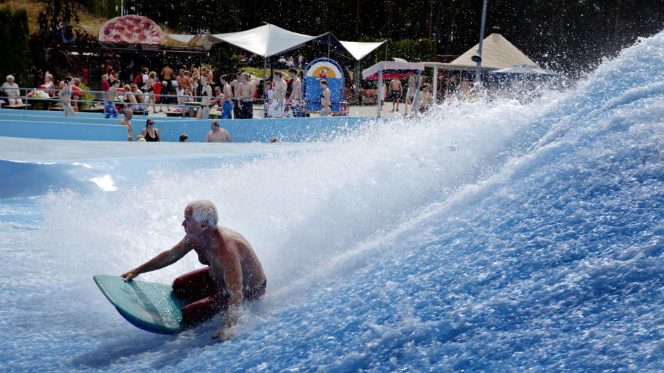 SPREK:  60 �r gamle Lasse Ramfelt har surfet i tre �r, og er en kl�pper p� den popul�re attraksjonen Flow rider. Foto: Lars Lindqvist