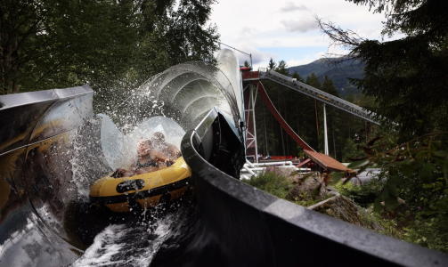 LANG K�:  Hvis du vil kj�re med vannberg- og dalbanen Mot i Br�stet m� du regne med � st� i k�. Foto: Lars Lindqvist
