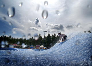 FLOW RIDER:  En av de mest popul�re attraksjonene i parken. Foto: Lars Lindqvist