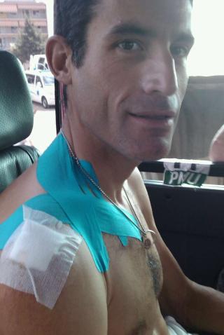 - TAPE FIKSER ALT: Her er Hincapies l�sning p� smerten. Kragebeinet godt teipet.