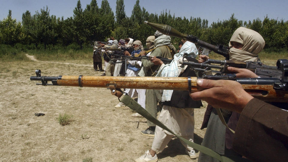 ST�R STERKT: Taliban-soldater trener et ikke navngitt sted i Afghanistan. Organisasjonen st�r sterkt, mye grunnet et robust system for finansiering. Foto: REUTERS/Stringer/Scanpix
