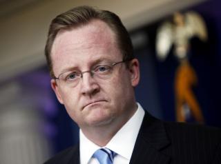 TALSMANNEN: Robert Gibbs var tydelig oppgitt over sp�rsm�lene rundt Obamas statsborgerskap under mandagens pressekonferanse i Det Hvite Hus. Foto: AP Photo/Haraz N. Ghanbari