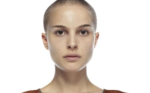 NATALIE M�TTE BARBERE HODET: Rollen som t�ffe Evey i �V for Vendetta� kunne g�tt til...
