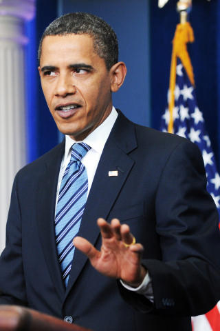 FIKK KRITIKK: President Obama har f�tt kritikk for � uttale seg bastant i sin venn �Skip� Gates' fav�r. N� har han invitert sin professorvenn og ansvarshavende politibetjent James Crowley til Det hvite hus for � snakke ut om saken. Foto: MICHAEL REYNOLDS/EPA/SCANPIX