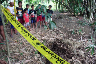 FANT MATERIALER: Politiet fant materialer til � lage bomber hjemme hos Top i Cilacap - f�r terroranslaget mot Jakarta. Foto: AFP PHOTO/ROHADI/Scanpix