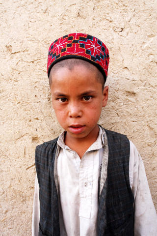 OVERLEVDE: Khal Mohammad (9) har bare g�tt p� Koran-skole. Resten av tida har han arbeidet sammen med faren som ble drept l�rdag. Foto: Anders S�mme Hammer
