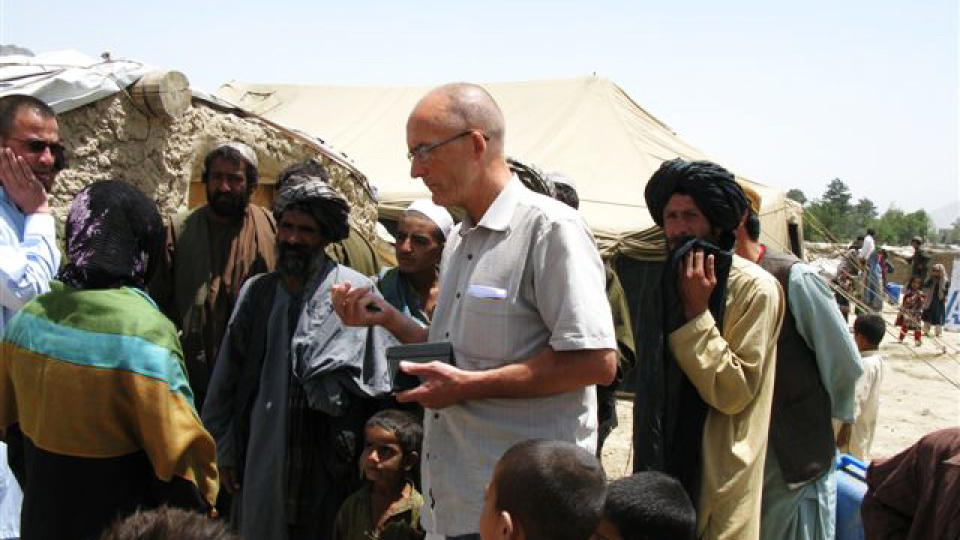 VIL HA FAKTA P� BORDET: Erling Folkvord er i Afghanistan, og mener forsvarsministeren kan ha feilinformert om hva som skjedde da norske soldater skj�t en sivil mann p� l�rdag. Her bes�ker Folkvord en flyktningeleir utenfor Kabul. 
Foto: Per-Gunnar Skot�m / R�DT / SCANPIX / HANDOUT