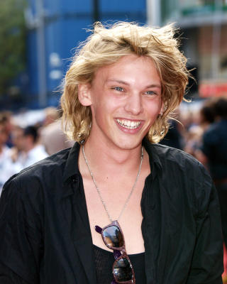 OGS� NAKEN: Det var den nye Twilight-skuespilleren Jamie Campbell Bowen som r�pet nakenscenen i den neste filmen. Han spiller ogs� en av Volturi-vampyrene. Foto: SCANPIX / AFP /Max Nash