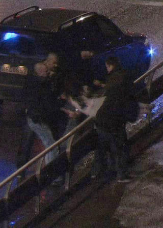 FYSISK ANSTRENGELSE: Politiet m�tte bruke makt da de skulle f� med seg den tilsynelatende psykisk ustabile kvinnen inn i politibilen. Foto: P�l Sommelius