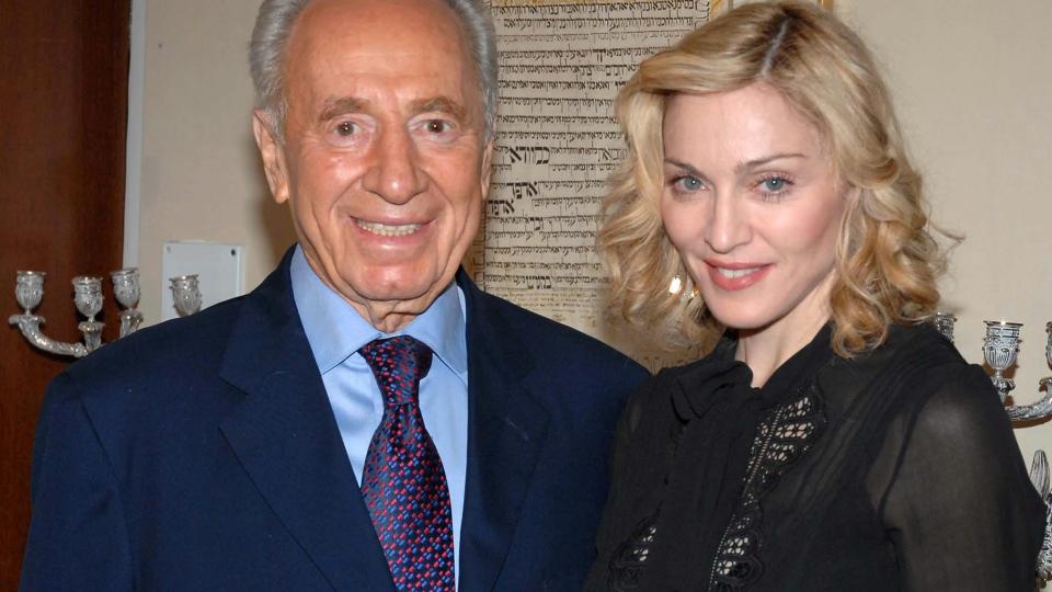 KABBALA-AMBASSAD�R: I morgen blir det publisert en artikkel med Madonnas byline i den israelske avisa Yediot Ahronot. Her er hun avbildet sammen med Israel-president Shimon Peres i 2004. Foto: AFP PHOTO/GPO/MOSHE MILNER