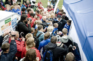 HYSTERI: Ole Gunnar Solskj�r var en sv�rt popul�r mann blant de unge fotballspillerne p� Ekebergsletta da Manchester United-legenden gjestet Norway Cup.Foto: THOMAS RASMUS SKAUG/DAGBLADET