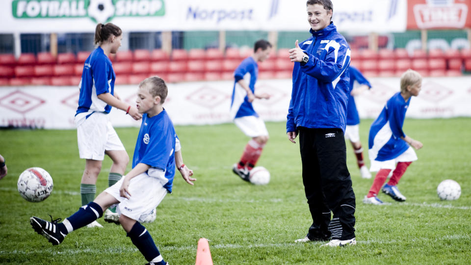 HELDIGE F�: Ole Gunnar Solskj�r ledet en trenings�kt for utvalgte jenter og gutter p� den regntunge hovedbanen p� Ekebergsletta.Foto: THOMAS RASMUS SKEIG/DAGBLADET