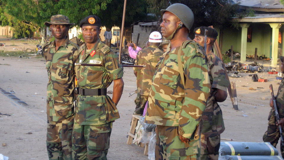 HAR DREPT ISLAMISTLEDER: Den nigerianske h�ren hevder de har tatt livet av islamistleder Mohammed Yusuf. Her instruerer generalmajor Saleh Maina (t.h.) styrker f�r de g�r ut i kamp mot oppr�rerne. Foto: AFP/Scanpix
