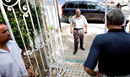 VAKTHOLD: N�r Dagbladet bes�ker ambassadens ressidens i Rabat, f�lger livvakten (til venstre) n�ye med. Midt i bildet er sj�f�ren til Hans Fredrik Lehne. Foto: Sveinung Uddu Ystad