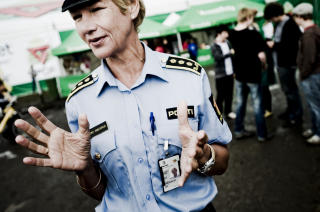 SJU POLITIFOLK: Sju politifolk rykket inn da Suot IL gikk berserk p� Ekebergsletta. Stasjonssjef Gro Smedsrud kaller oppf�rselen utrolig truende.Foto: THOMAS RASMUS SKAUG/DAGBLADET