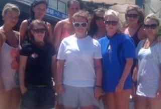 H�RTE SMELLET: Troms�-jentene Elisabeth, Stine, Silje, Susanne, Kristin, Marthe, Anne-Marthe, Stine og Ida spiste p� en restaurant like ved politistasjonen. Foto: Ida Grinde/Nordlys