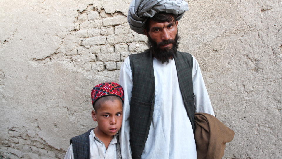 MISTET FAR OG BROR: Ni �r gamle Khal Mohammad satt bakp� motorsykkelen da faren hans ble skutt og drept av norske soldater i Afghanistan. Her er han sammen med onkelen. Dagbladet m�tte dem i Faryab-provinsen i g�r. N� vil de s�ke erstatning. Foto: Anders S�mme Hammer