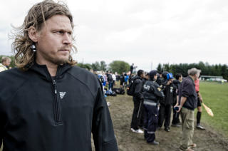 - KOM MED TRESTOKKER: Ronny Pedersen s� situasjonen p� n�rt hold og sier det var en veldig hissig stemning. Foto: Thomas Rasmus Skaug/Dagbladet