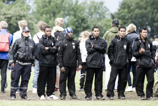 BESKYTTET: Flere politifolk var tilstede da Karanba spilte 1/16-delsfnale i ettermidddag.