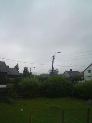 LARVIK: Vind, regn og lyn og torden preget vestfoldbyen i dag. Foto: Silje Mathisen