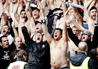 ELLEVILLE FANS: Greske fans jublet hemningsl�st ved PAOKs scoringer p� Ullev�l. Foto: Kyrre Lien / SCANPIX.