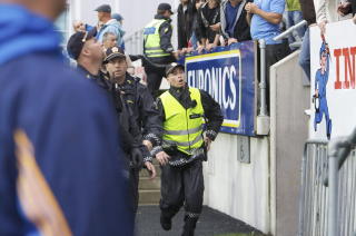 TILSKUERBR�K: Flere polske tilhengere hoppet over gjerdet, og begynte � sl�ss. Politiet roet gemyttene. Foto: Linn Cathrin Olsen / SCANPIX.